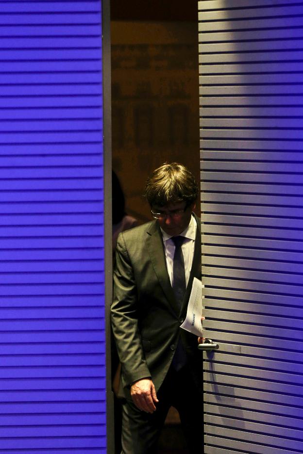 Puigdemont llega el lunes a la sala de prensa para hablar de las cargas policiales del 1-0 . :: a. estévez / efe