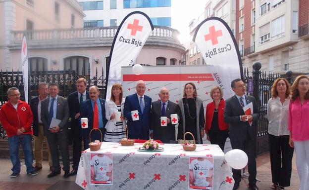 Ceniceros, González y Gamarra se solidarizan con el Día de la Banderita de Cruz Roja. 