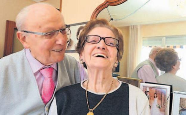 Isidoro y Nieves, su esposa, en el reportaje que este periódico le dedicó por su 70 aniversario de boda