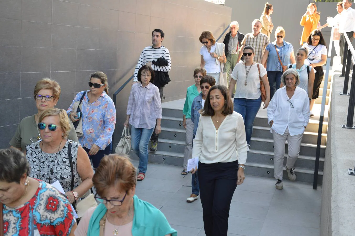 Con motivo de la Semana de la Arquitectura, el COAR organizó dos visitas a la sede de UNIR. Las arquitectas Montserrat Arrufat y Mónica Farrán guiaron a los más de 30 asistentes por el edificio inteligente y les han explicado cómo se desarrolló el proyecto de reforma del antiguo inmueble de Fernández Mueblistas.