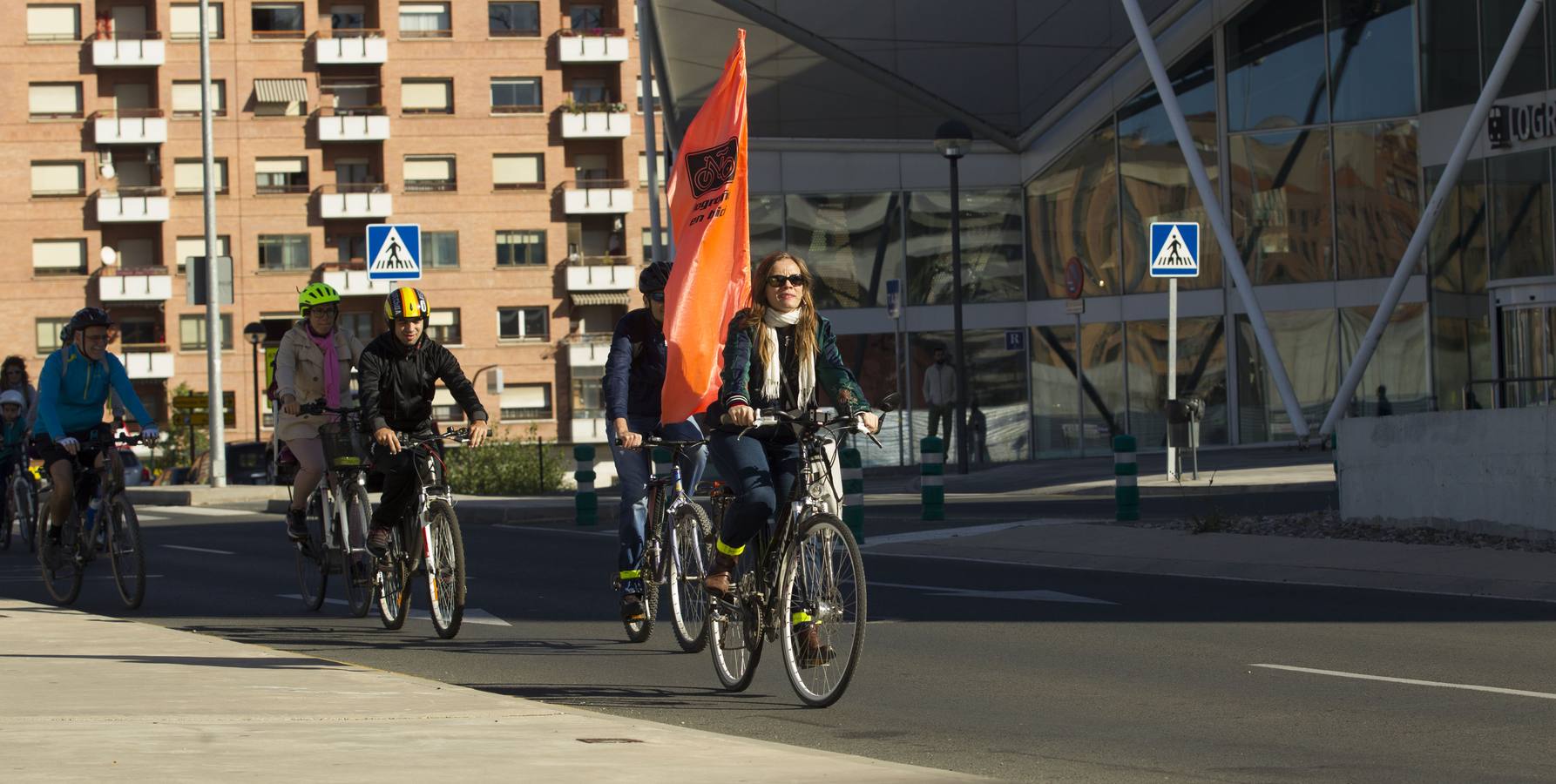 La Agrupación de Urbanistas del COAR organizó un recorrido arquitectónico por la ciudad en bicicleta