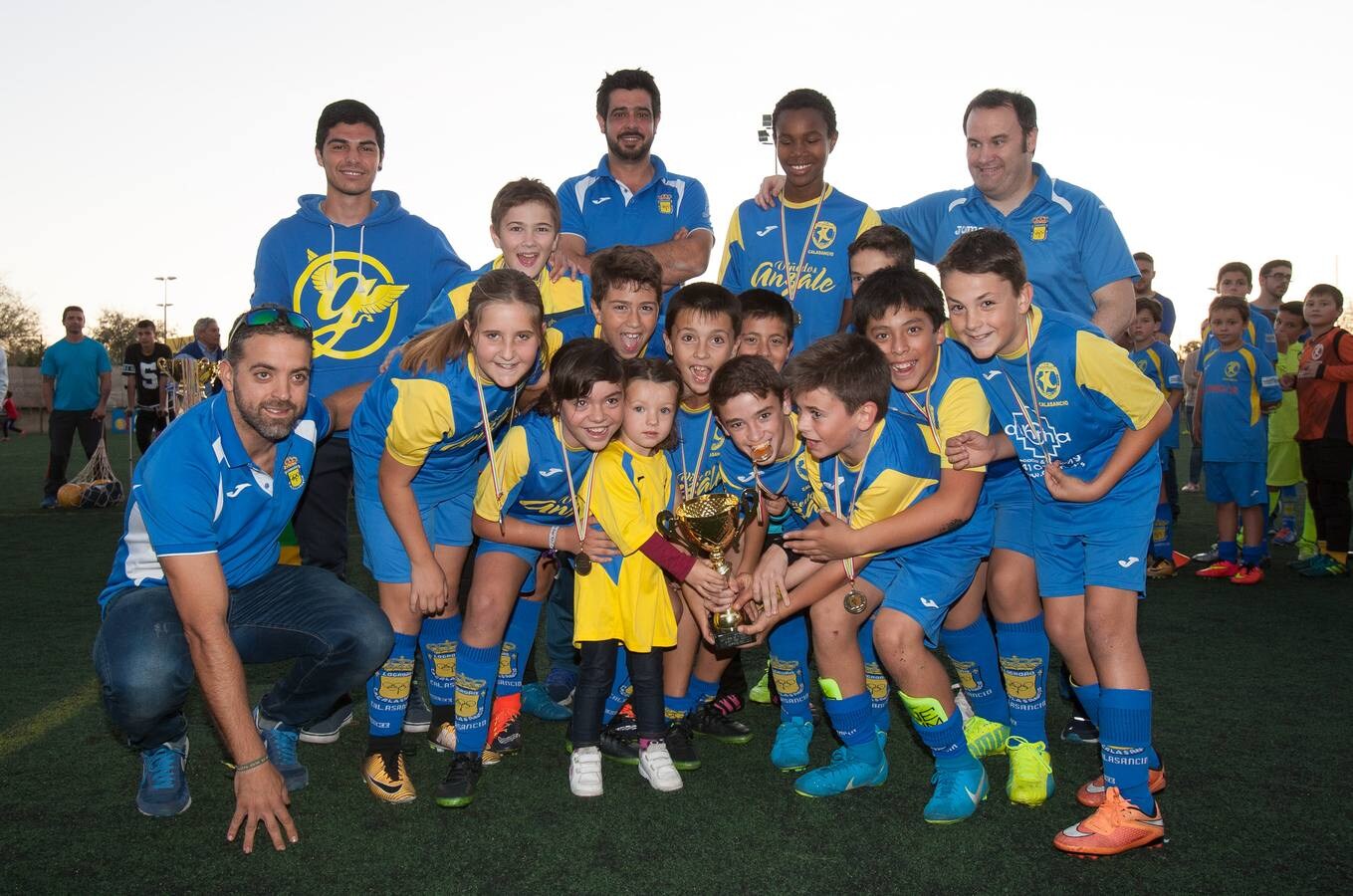 Diversión y deporte en el torneo alevín de fútbol 8 San José de Calasanz.