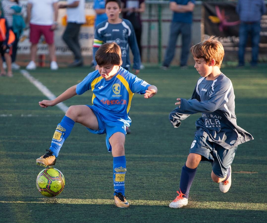 Diversión y deporte en el torneo alevín de fútbol 8 San José de Calasanz.