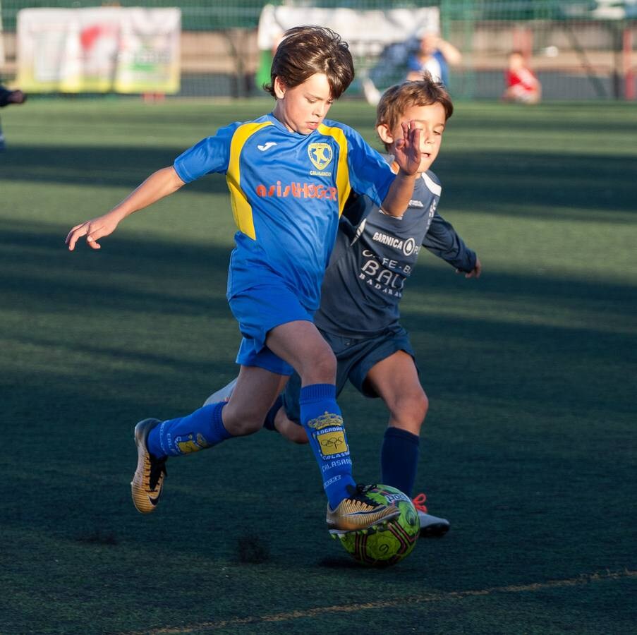 Diversión y deporte en el torneo alevín de fútbol 8 San José de Calasanz.