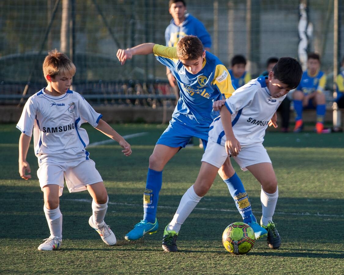 Diversión y deporte en el torneo alevín de fútbol 8 San José de Calasanz.