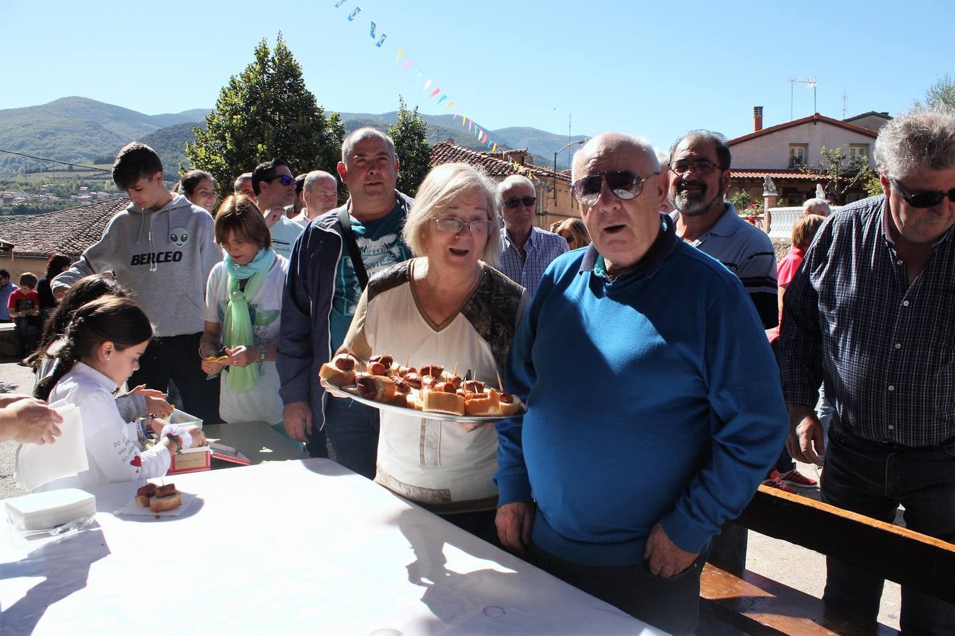 La localidad celebró ayer el disparo del cohete de las fiestas de la Octava.