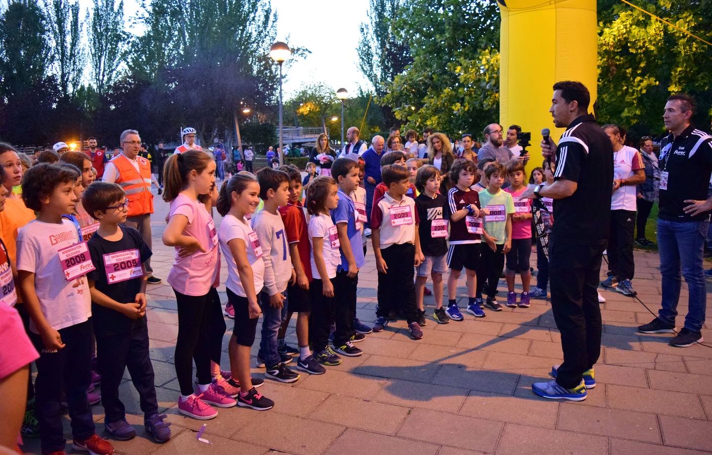 Decenas de niños participaron en el minimaratón solidario, a favor de Cruz Roja.