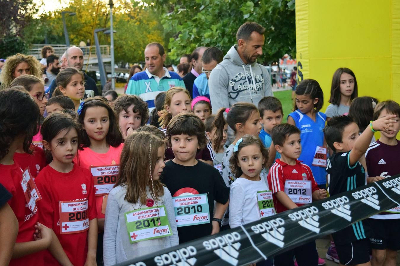 Decenas de niños participaron en el minimaratón solidario, a favor de Cruz Roja.