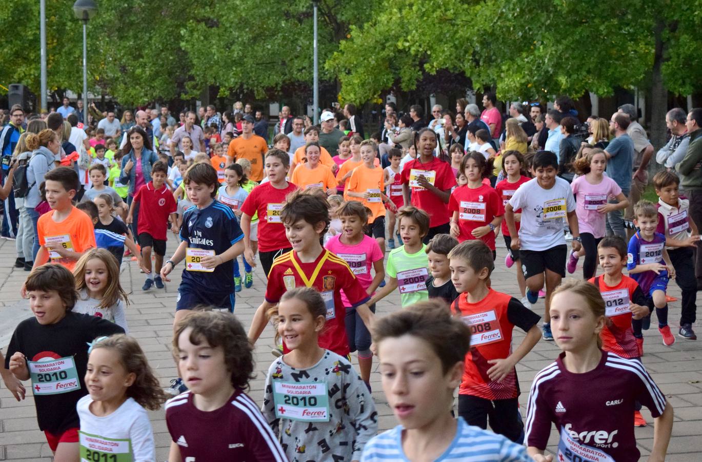 Decenas de niños participaron en el minimaratón solidario, a favor de Cruz Roja.