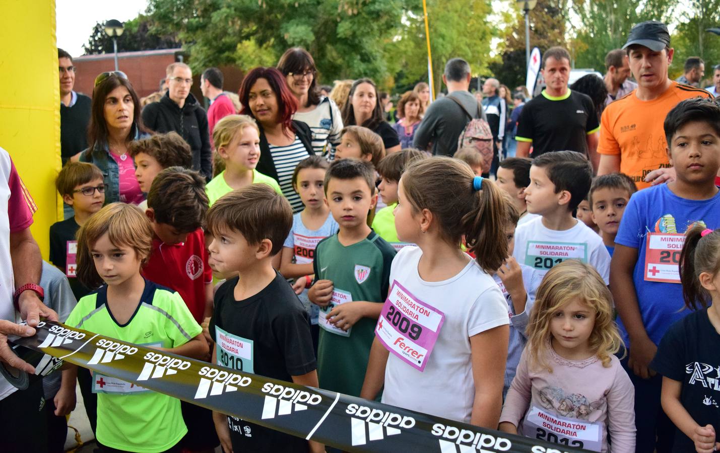 Decenas de niños participaron en el minimaratón solidario, a favor de Cruz Roja.