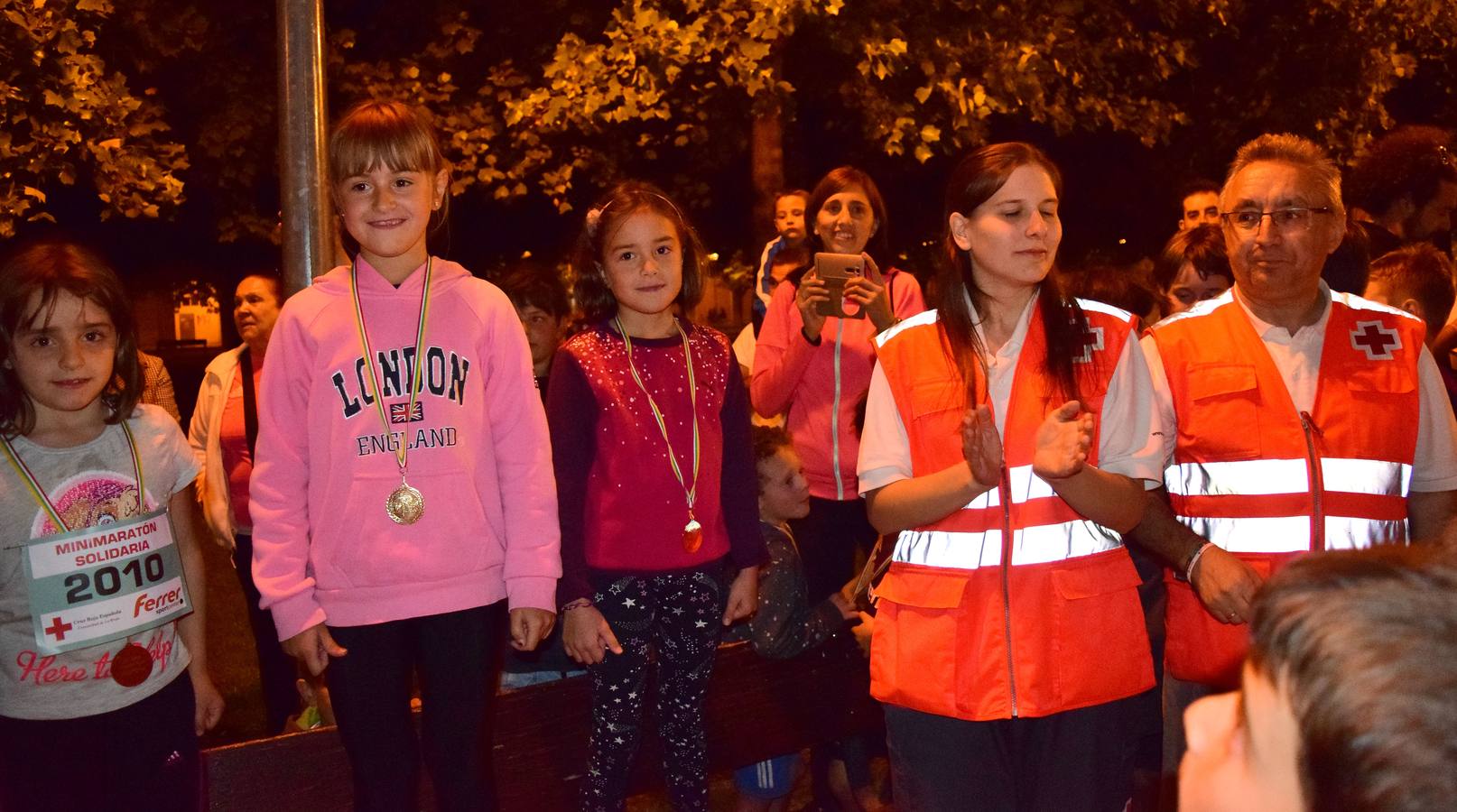 Decenas de niños participaron en el minimaratón solidario, a favor de Cruz Roja.