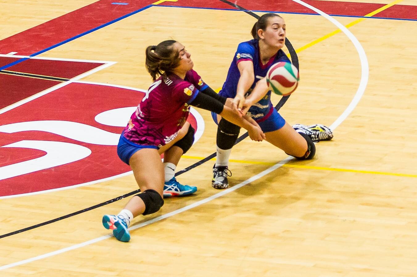 El Minis de Arluy Logroño gana al Haro Rioja Voley por 3 a 0 en el primer partido de la Superliga. 