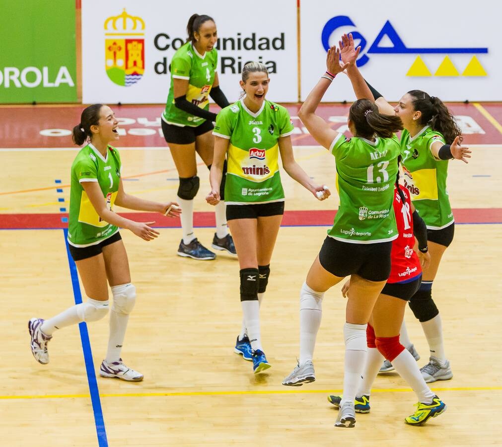 El Minis de Arluy Logroño gana al Haro Rioja Voley por 3 a 0 en el primer partido de la Superliga. 