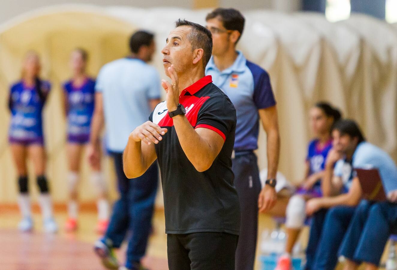 El Minis de Arluy Logroño gana al Haro Rioja Voley por 3 a 0 en el primer partido de la Superliga. 