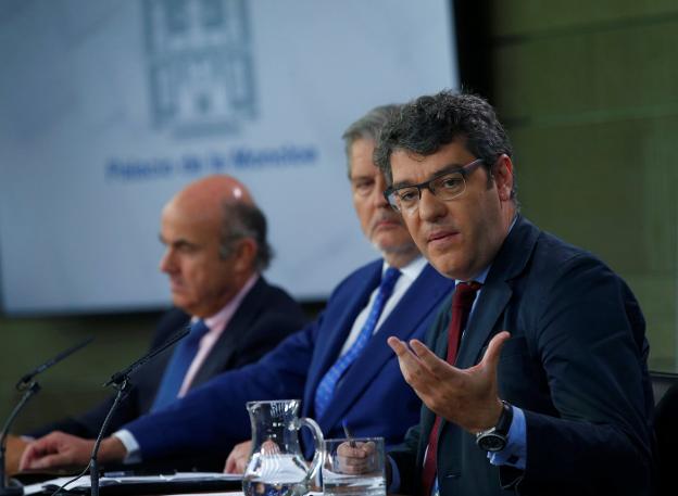 El ministro de Energía, Turismo y Agenda Digital, Álvaro Nadal, ayer en rueda de prensa. :: reuters