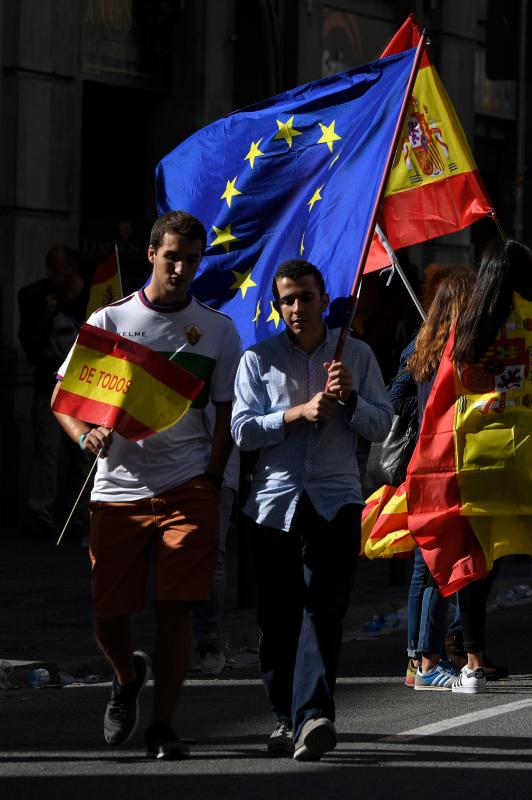 Miles de personas se conentran en la capital catalana para «recuperar la sensatez»