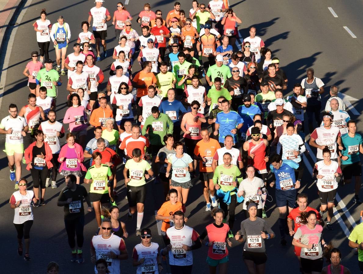 Centenares de participantes disfrutaron corriendo en la Maratón 10 kilómetros Ciudad de Logroño.