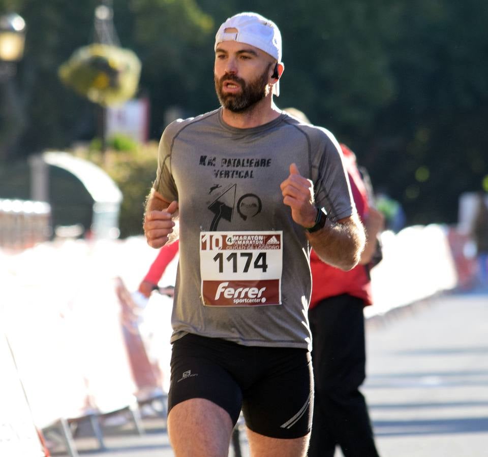 Centenares de participantes disfrutaron corriendo en la Maratón 10 kilómetros Ciudad de Logroño.