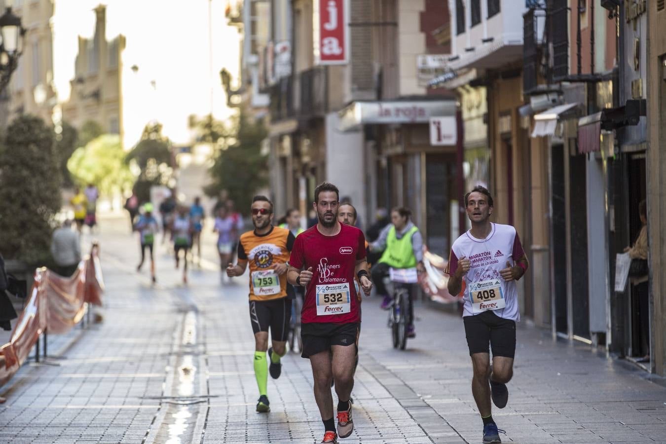 MIl doscientos atletas han participado hoy en esta carrera que se ha celebrado en el centro de Logroño.