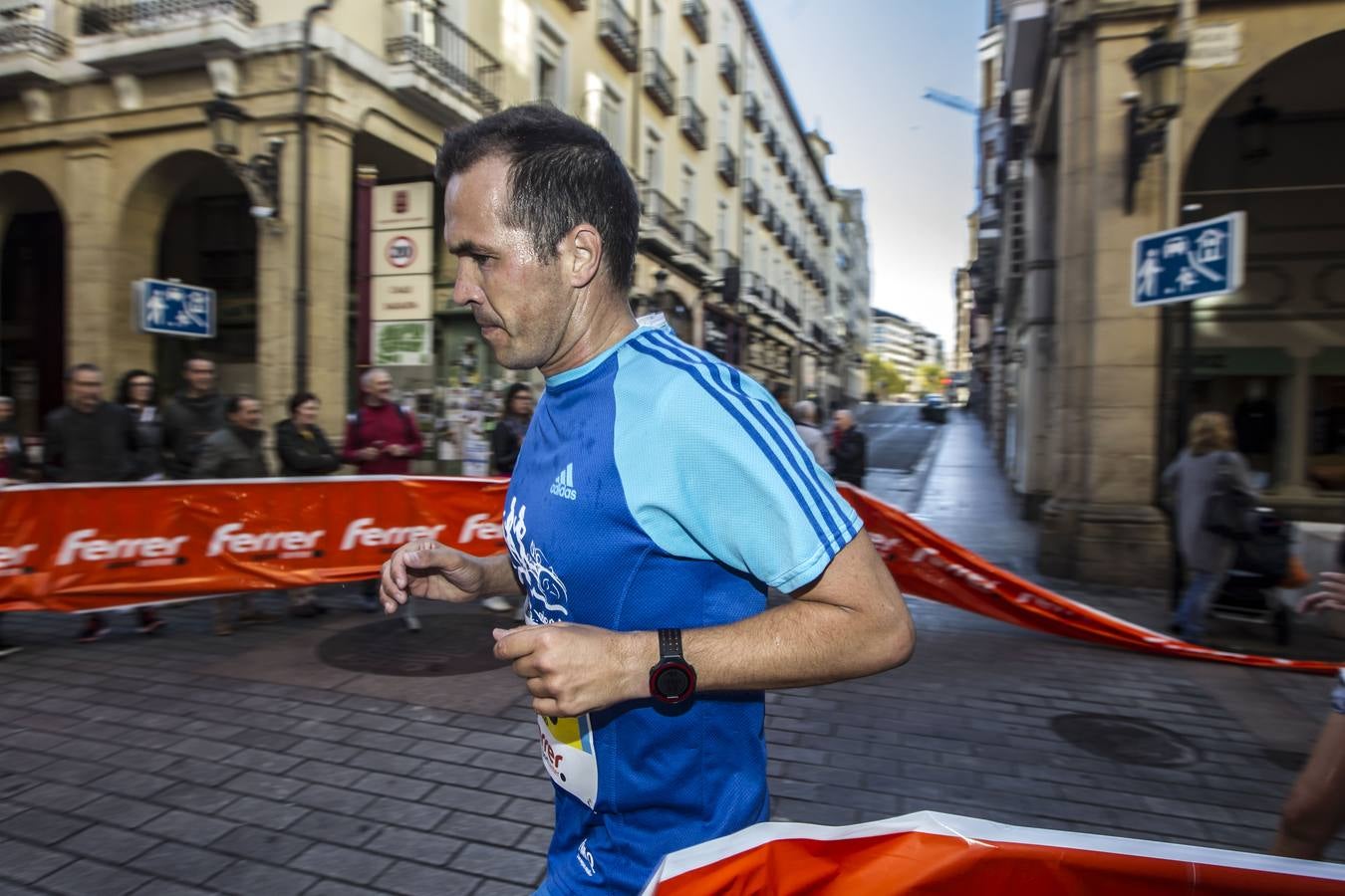 MIl doscientos atletas han participado hoy en esta carrera que se ha celebrado en el centro de Logroño.