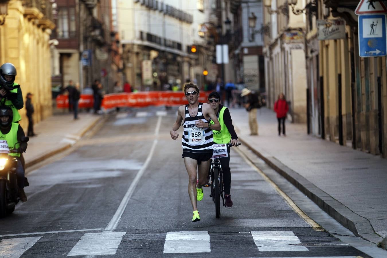 MIl doscientos atletas han participado hoy en esta carrera que se ha celebrado en el centro de Logroño.