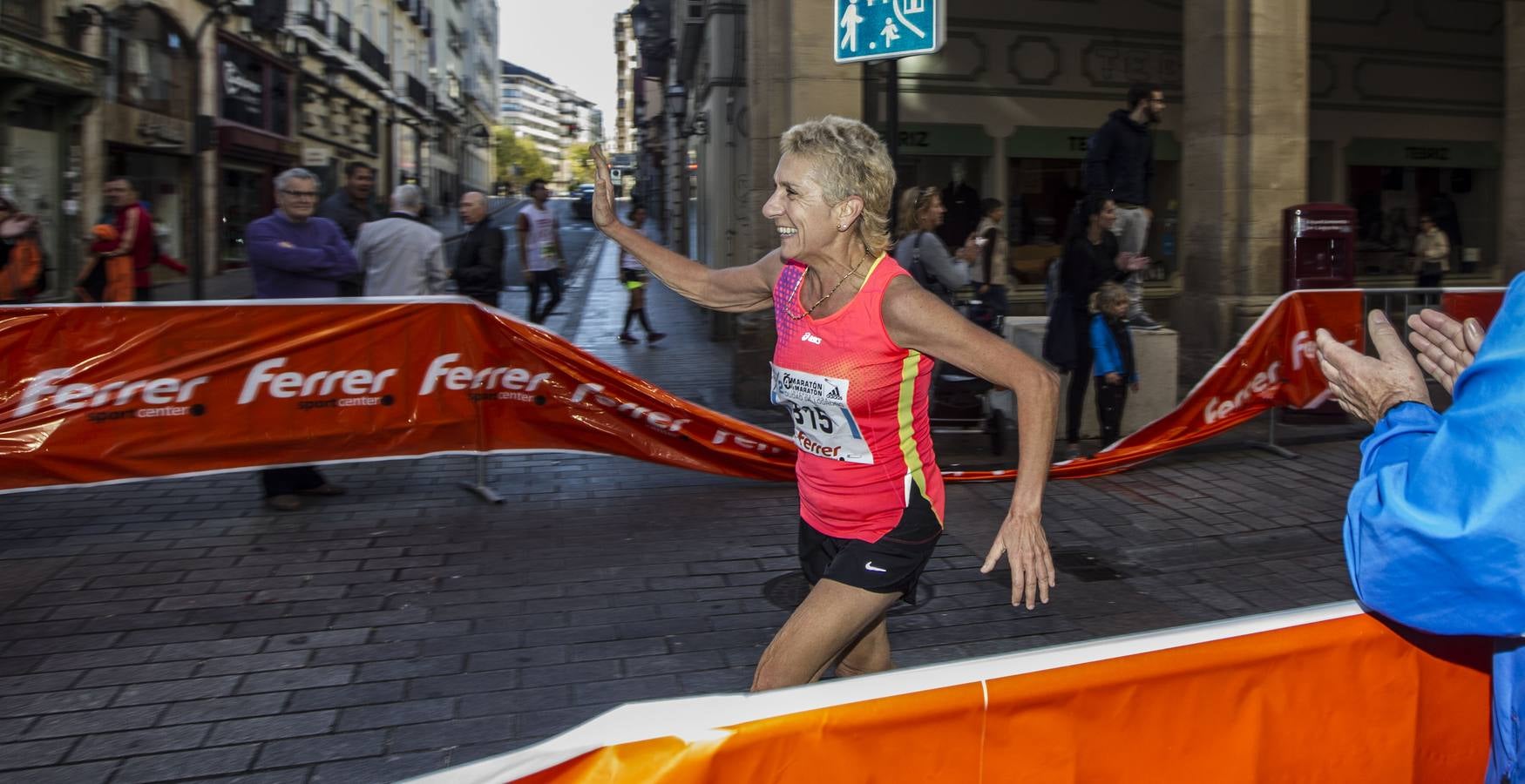 MIl doscientos atletas han participado hoy en esta carrera que se ha celebrado en el centro de Logroño.