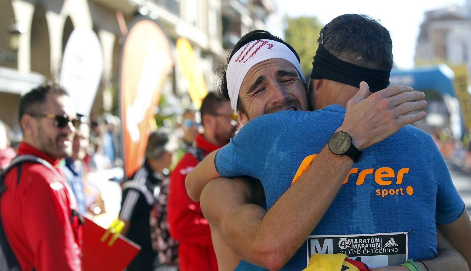 Los participantes en la Maratón y Media Maratón Ciudad de Logroño llegan a la meta.