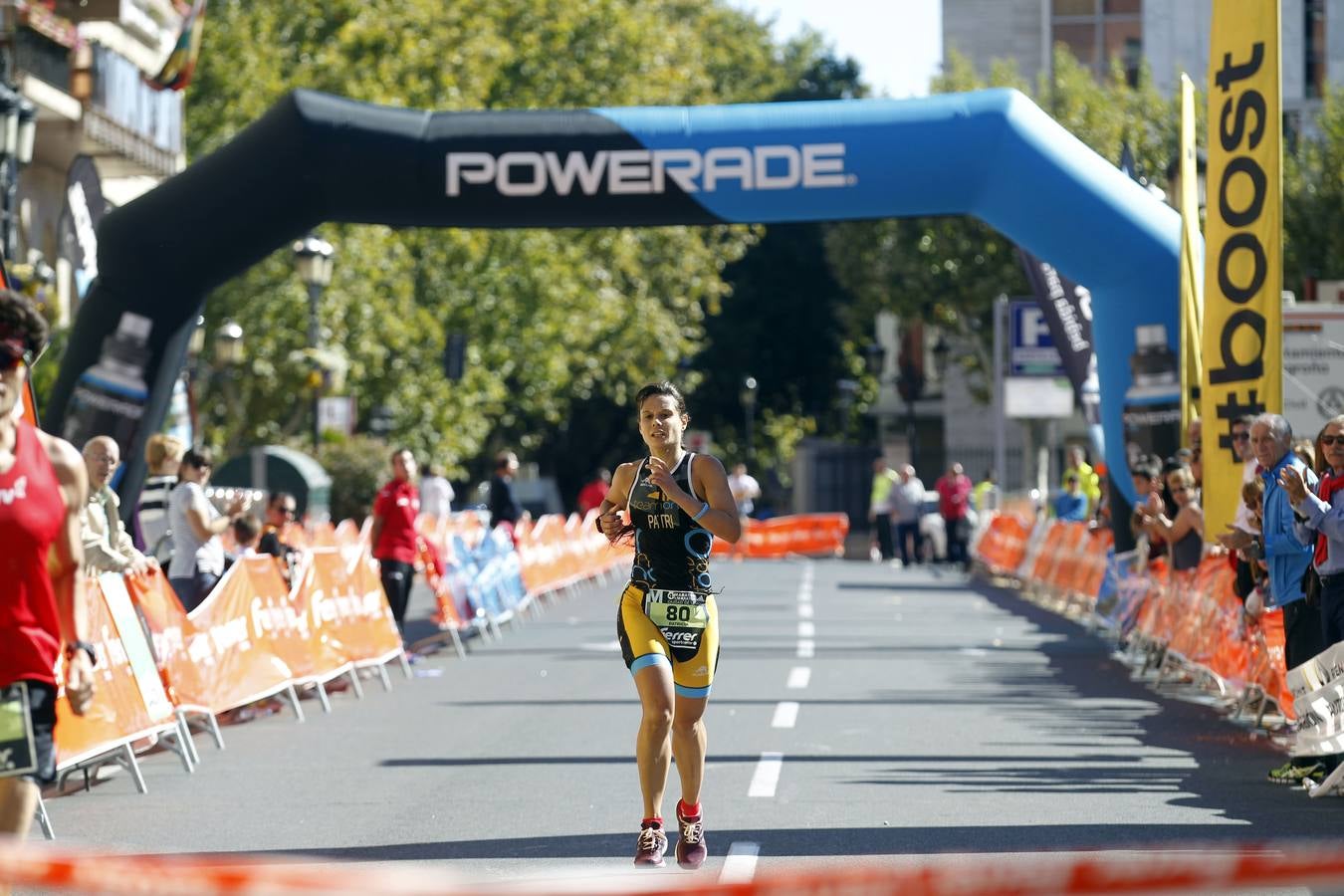 Los participantes en la Maratón y Media Maratón Ciudad de Logroño llegan a la meta.