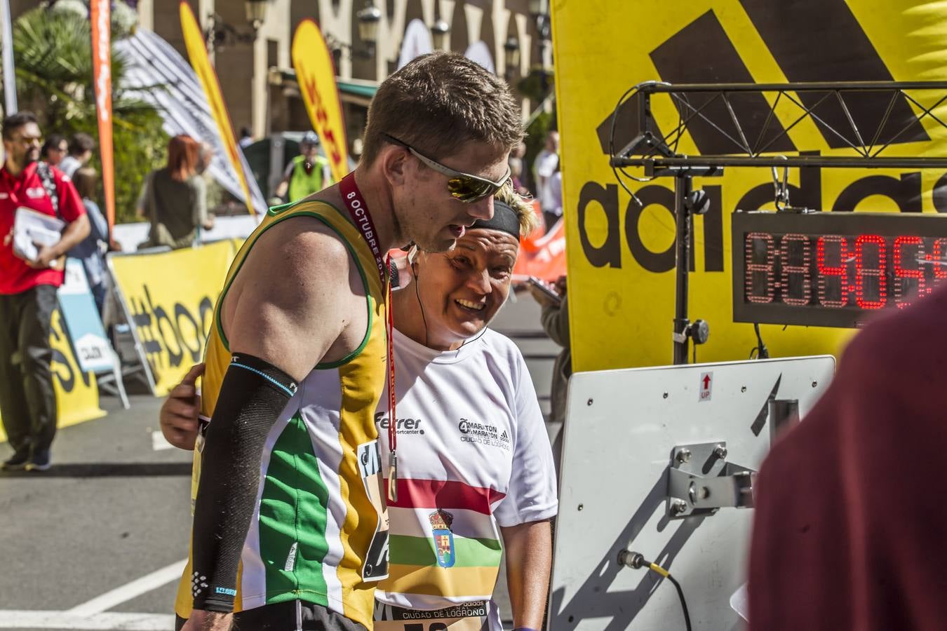 Los participantes en la Maratón y Media Maratón Ciudad de Logroño llegan a la meta.