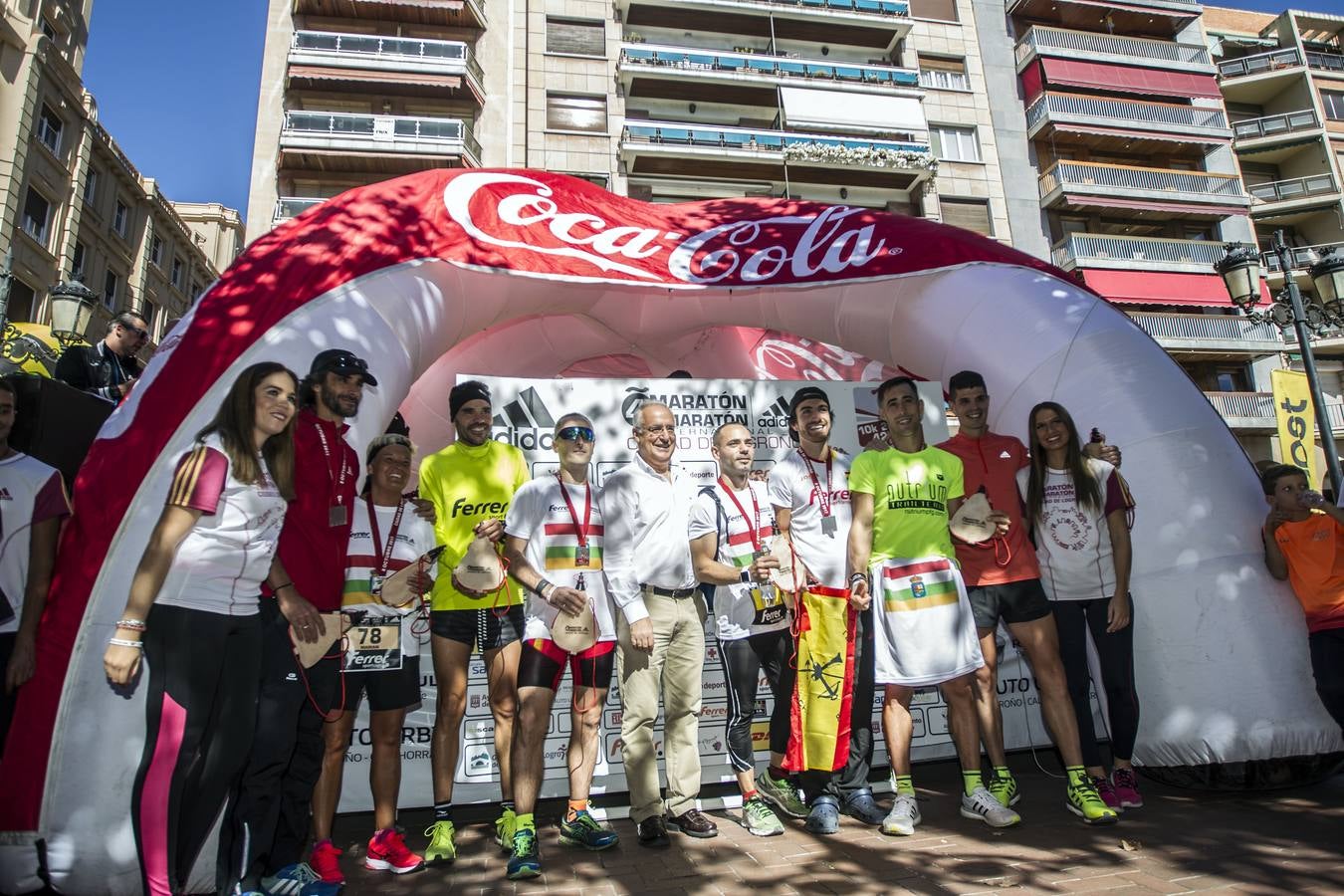 Los participantes en la Maratón y Media Maratón Ciudad de Logroño llegan a la meta.