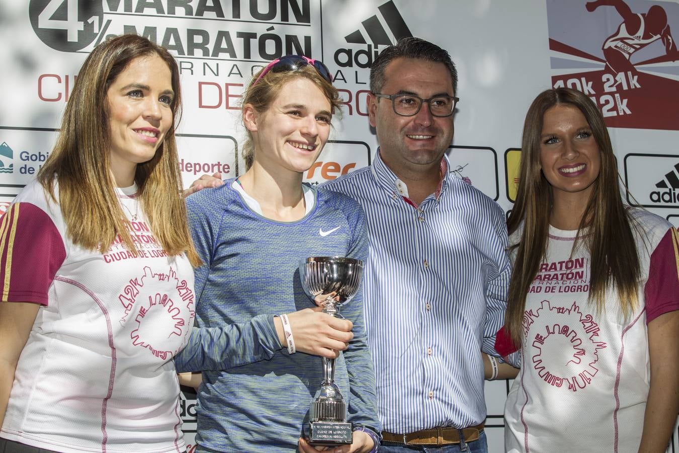 Los participantes en la Maratón y Media Maratón Ciudad de Logroño llegan a la meta.