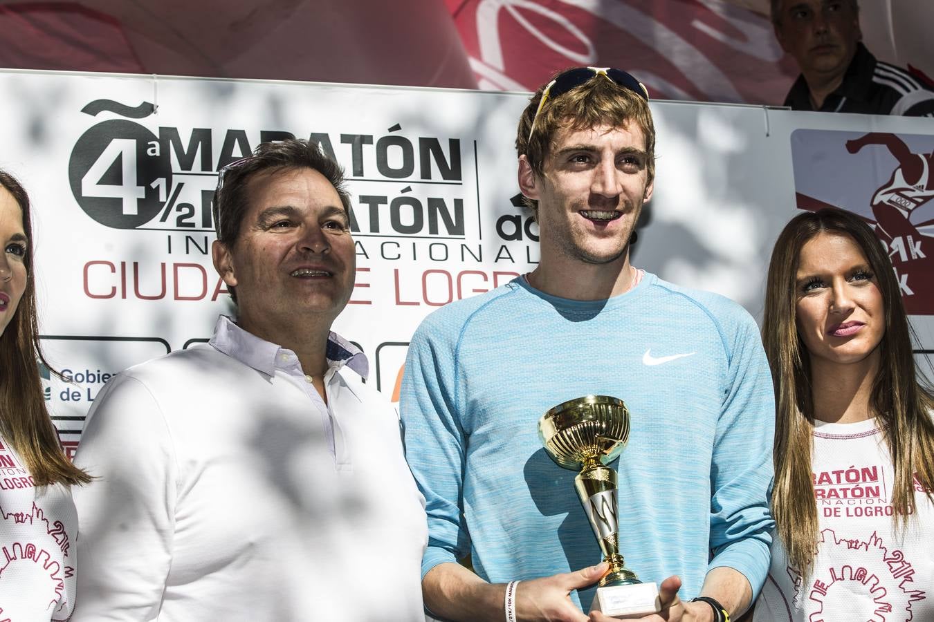 Los participantes en la Maratón y Media Maratón Ciudad de Logroño llegan a la meta.