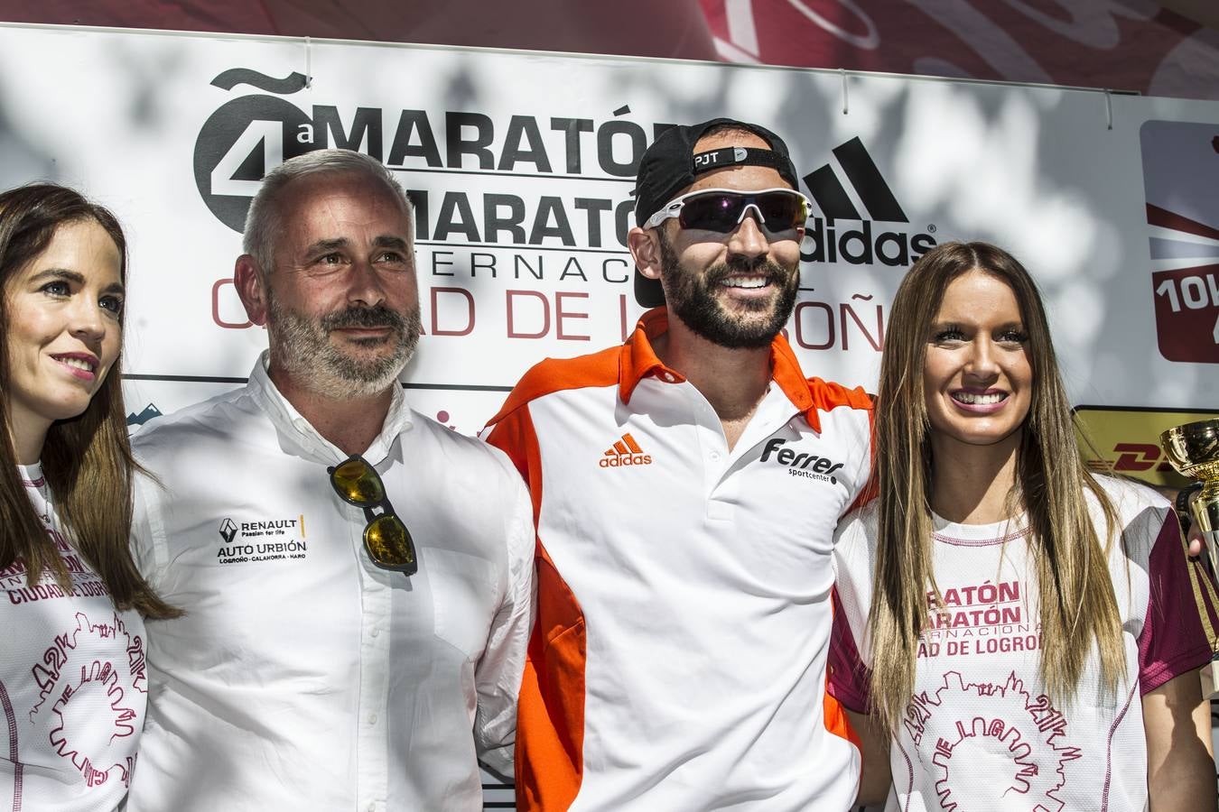 Los participantes en la Maratón y Media Maratón Ciudad de Logroño llegan a la meta.