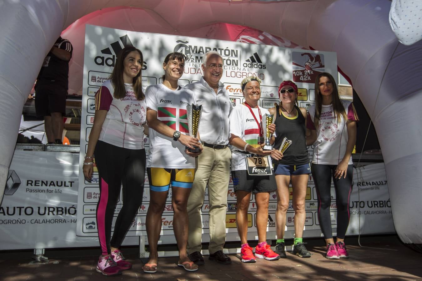 Los participantes en la Maratón y Media Maratón Ciudad de Logroño llegan a la meta.