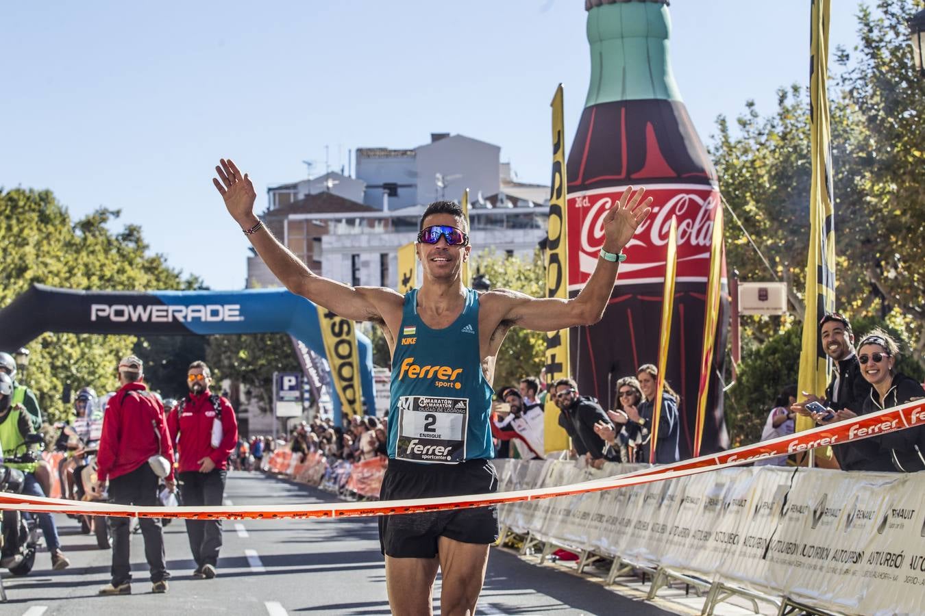 Los participantes en la Maratón y Media Maratón Ciudad de Logroño llegan a la meta.