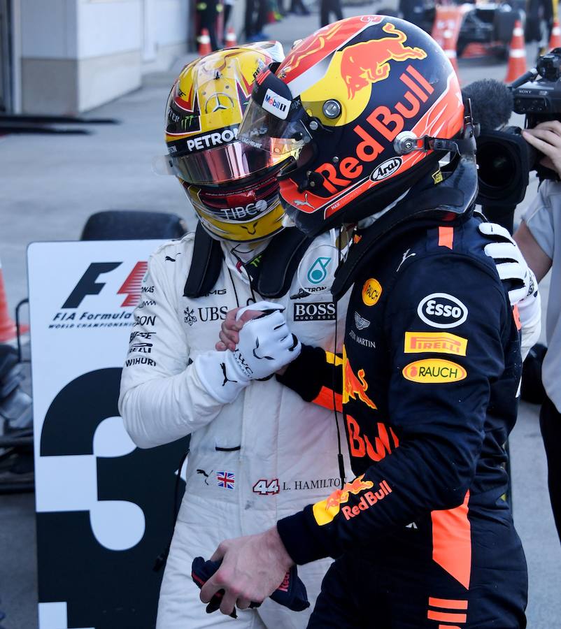 Lewis Hamilton volvió a salir ganador de una carrera de Fórmula 1. El británico, líder de la clasificación se impuso a Max Verstappen y Ricciardo. Vettel, que salió segundo, tuvo que abandonar al igual que el español, Carlos Sainz. Fernando Alonso acabó en la undécima posición.