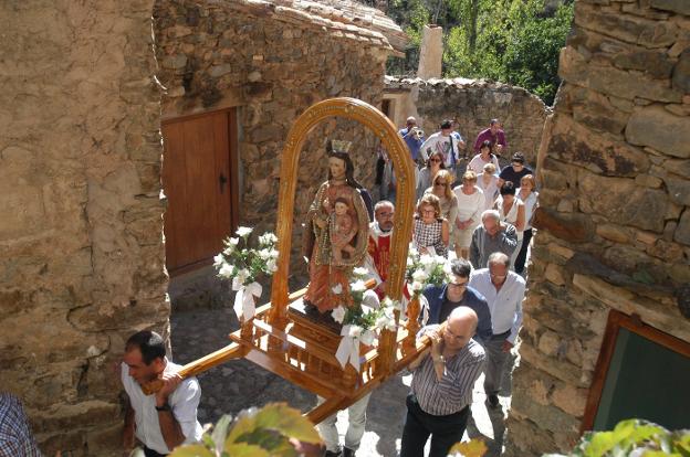 Procesión de la Virgen del Rosario, ayer en Valdeperillo. :: 