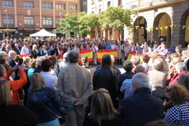 Decenas de alfareños se concentraron en la plaza de España. :: E.P.
