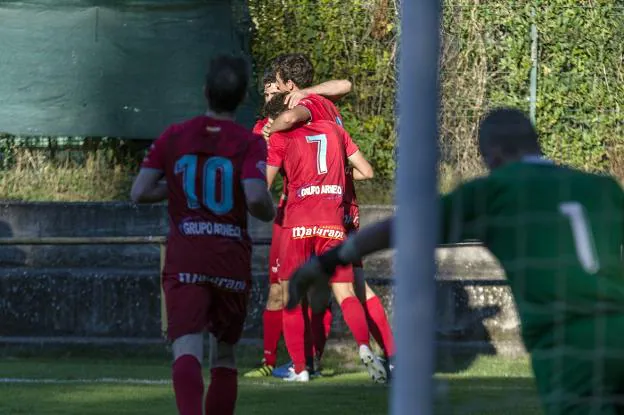 Los calagurritanos celebran su gol en El Soto. :: donézar