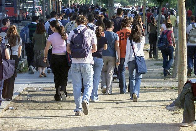 Alumnos caminan por las instalaciones de la Universidad Complutense de Madrid. :: jaime García