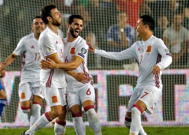 El guipuzcoano Asier Illarramendi celebra, abrazado a Nacho, el gol que ayer le dio el triunfo a España en Jerusalén.
