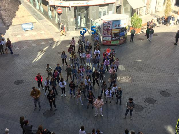 El grupo realizó un 'flashmob' el sábado en la Puerta Munillo. :: 