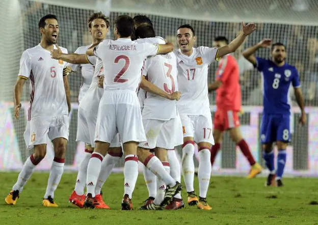 Los jugadores españoles celebran el gol de Illarramendi ante Israel. :: efe
