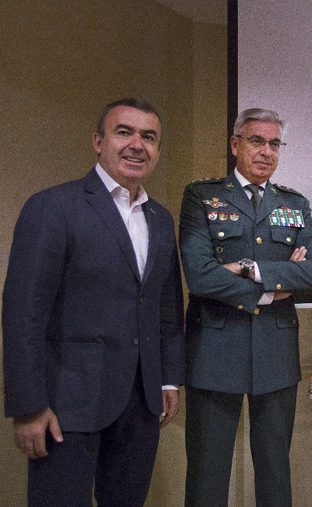 Lorenzo Silva y el coronel de la UCO, Manuel Sánchez. 