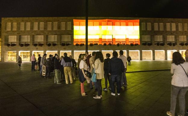 El momento del encendido de las luces en el Ayuntamiento. 