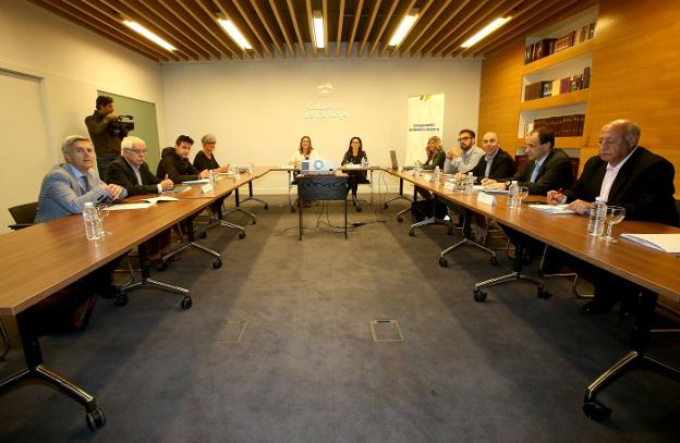 Asistentes a la reunión constitutiva del Consejo Asesor de la Memoria Histórica en La Rioja celebrada ayer. :: juan marín
