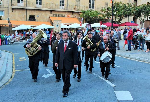 Chiavetta lidera la banda municipal de Música de Haro, con unos 17 músicos, en el rosario de faroles. 