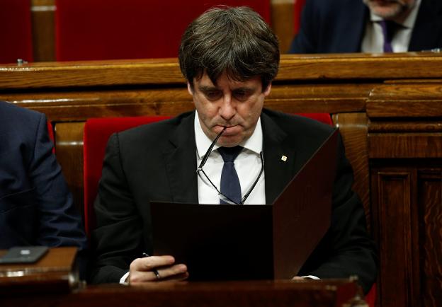 Puigdemont repasa su discurso del martes antes de pronunciarlo en el Parlament. :: Albert Gea / reuters