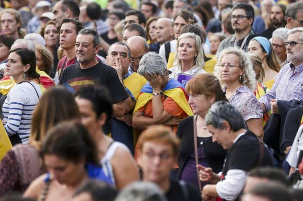 Partidarios de la secesión aguardan al discurso de Puigdemont. :: efe