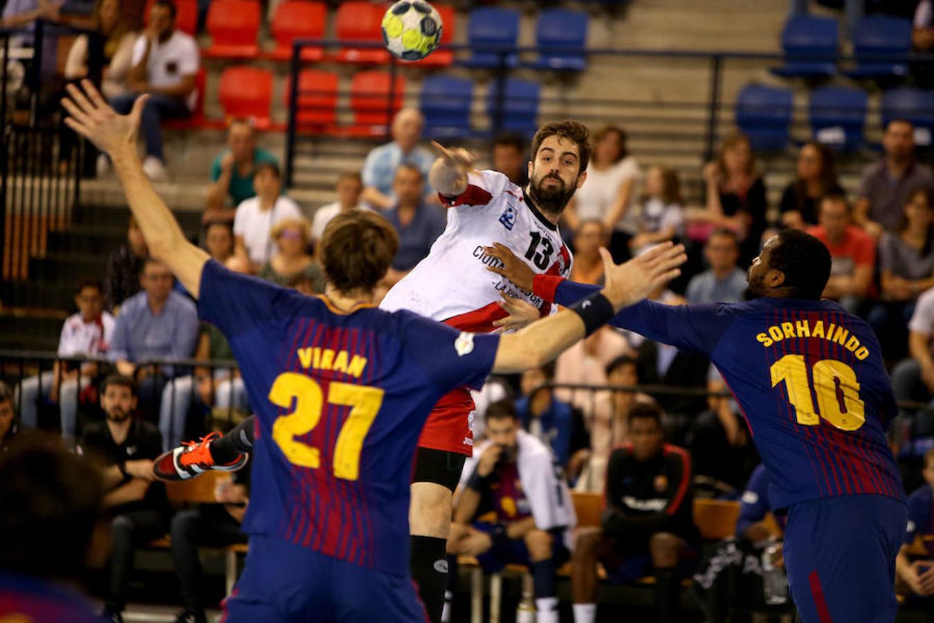 El Ciudad de Logroño tuteó al Barcelona, pero fue víctima de la superioridad azulgrana. El equipo logroñés se reconcilió con su juego y con una afición agradecida por el esfuerzo a pesar de la derrota por 25-32